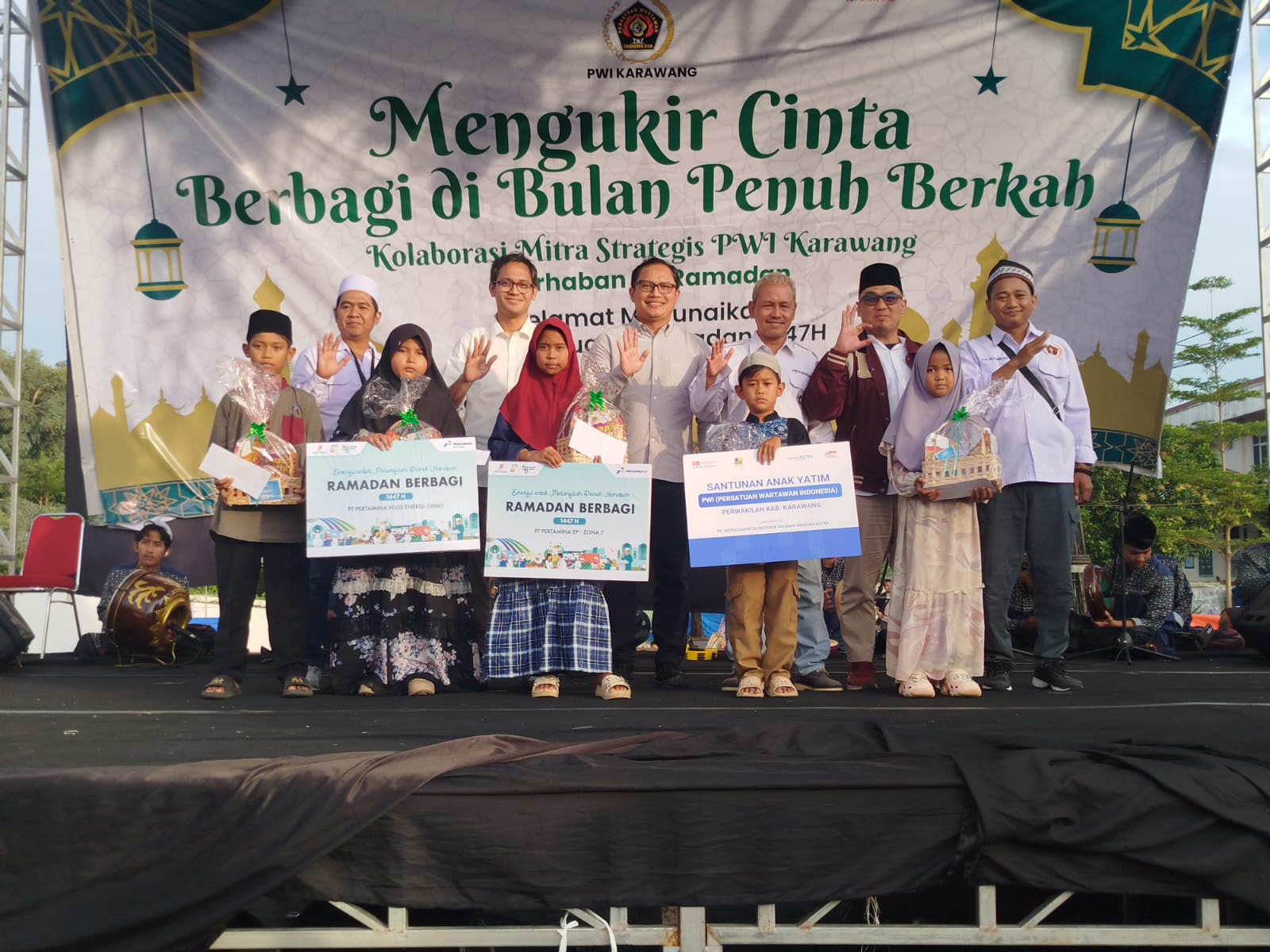 Berkah Ramadhan PWI Karawang Bersama Mitra Strategis Santuni 100 Anak Yatim