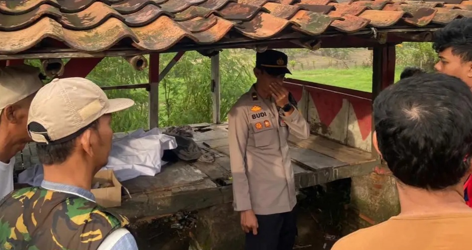 Seorang Wanita Tanpa Identitas Ditemukan Meninggal Dunia di Pos Ronda Bunut  Karawang Kulon