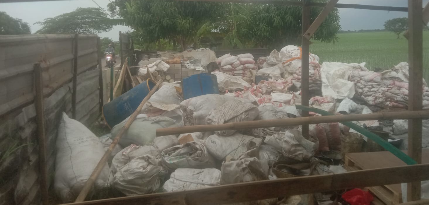DLHK Diminta Turun Kampung Bedeng Desa Kutajaya Diduga Jadi  Tempat Buang Sampah B3