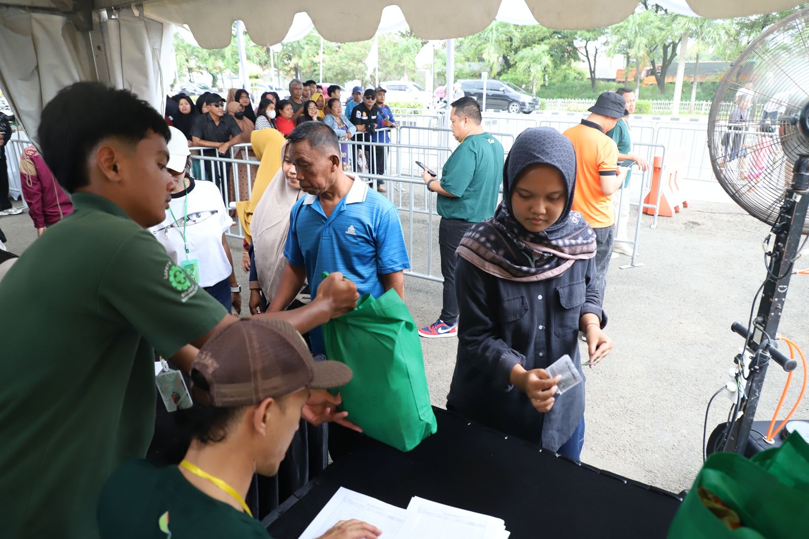 Pupuk Kujang Gelar Pasar Sembako Dengan Harga Miring Diserbu Ribuan Warga.