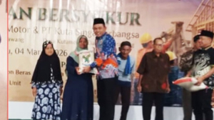 Ketua DPRD Karawang Bersama Kalangan Industri  Salurkan CSR Kepada Warga Desa Mulyasari Ciampel