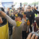 Waka Polri Berbagi Paket Sembako di KM 57  Kepada Para Pemudik
