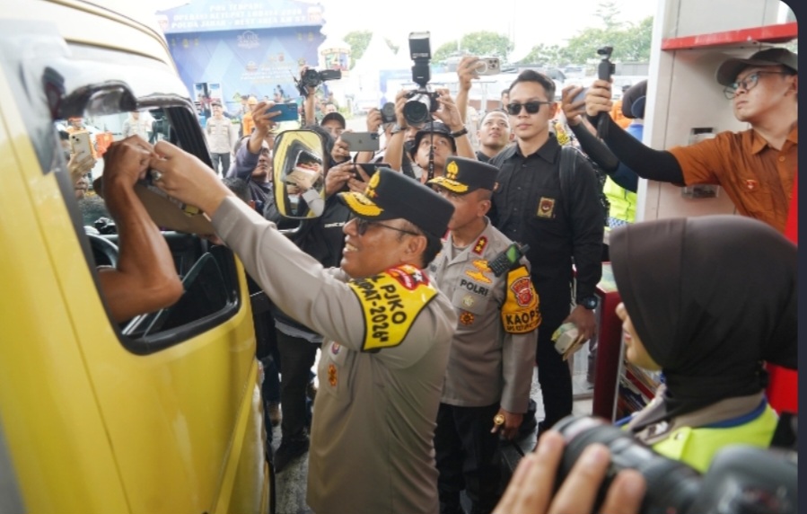 Waka Polri Berbagi Paket Sembako di KM 57  Kepada Para Pemudik