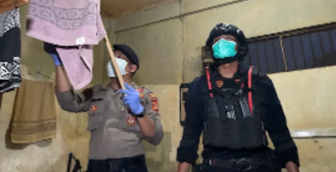 Razia Gabungan Lapas Kelas II  Karawang Petugas Amankan 6 Ponsel Warga Binaan Beserta Sejumlah Benda Tajam