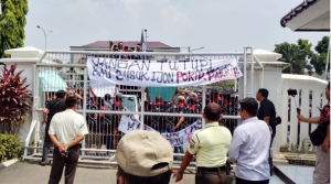 GMPI Gelar Aksi Demo Minta DPRD Karawang Tidak Menentukan Kontraktor Dalam Pekerjaan Fokir