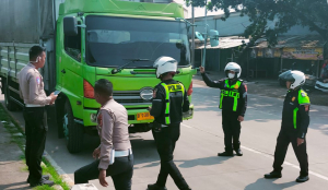 Satlantas Polres Karawang  Temukan Tangki BBM Kapasitas 3500 Liter Solar Pada Mobil Dump Truk Parkir Liar Dijalan Baru