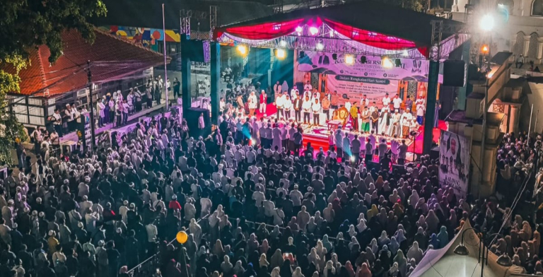 Bupati Aep Apresiasi Inisiatif DKM Mesjid Agung  Karawang Bersholawat Bareng Ribuan Warga